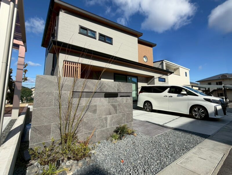 石と緑が調和する、シンプルで心地よいアプローチ